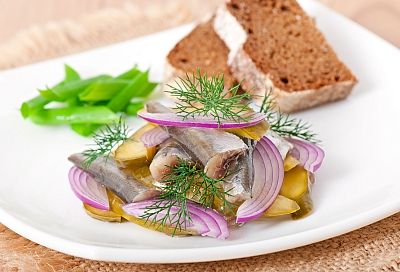 Пять ложек масла в рассол и малосольная селедка готова 