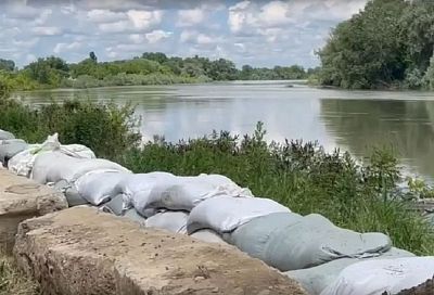 В Крымском и Славянском районах проводят работу по укреплению дамб после ЧС