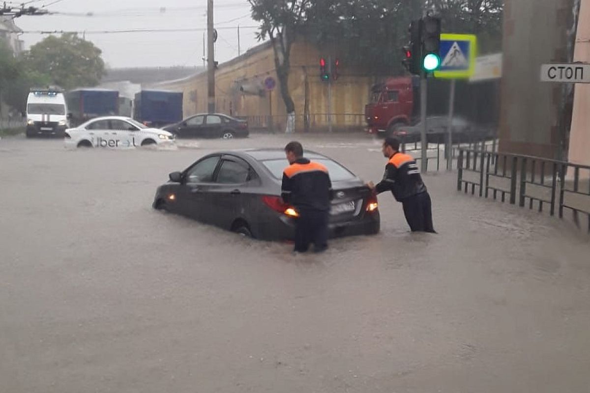 Новороссийск подтопило после сильного ливня