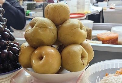 По бабушкиному рецепту: моченые яблоки на листьях смородины