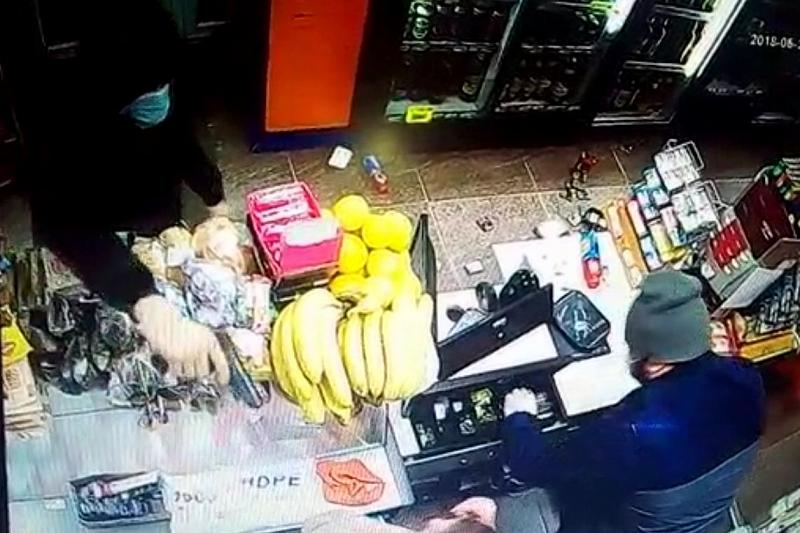 Налетчики с пистолетом напали на круглосуточный продовольственный магазин в Краснодаре