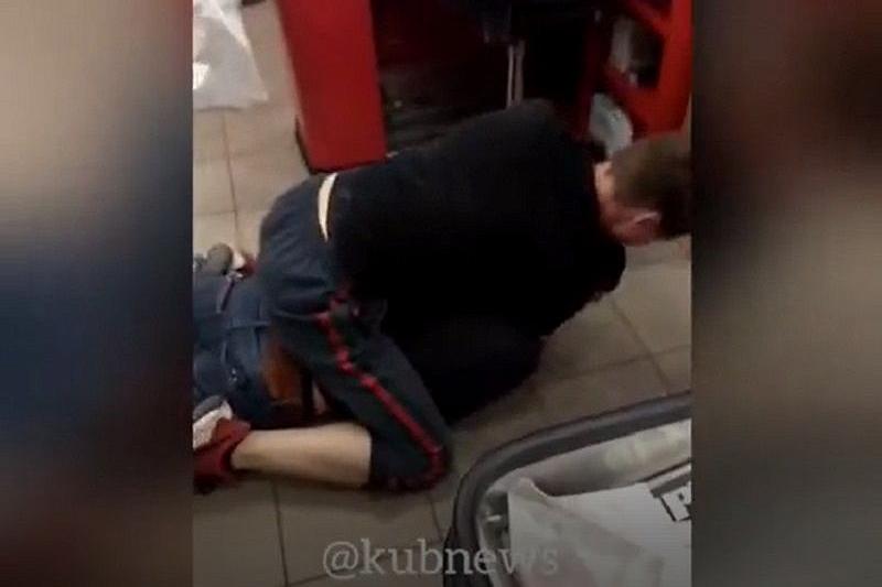 В Краснодаре подростки напали на продавца «Магнита», поймавшего их на краже алкоголя и кофе (видео)