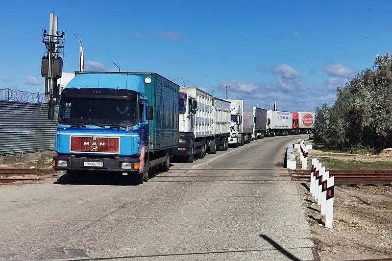 Очередь из грузовиков на паромную переправу через Керченский пролив уменьшается
