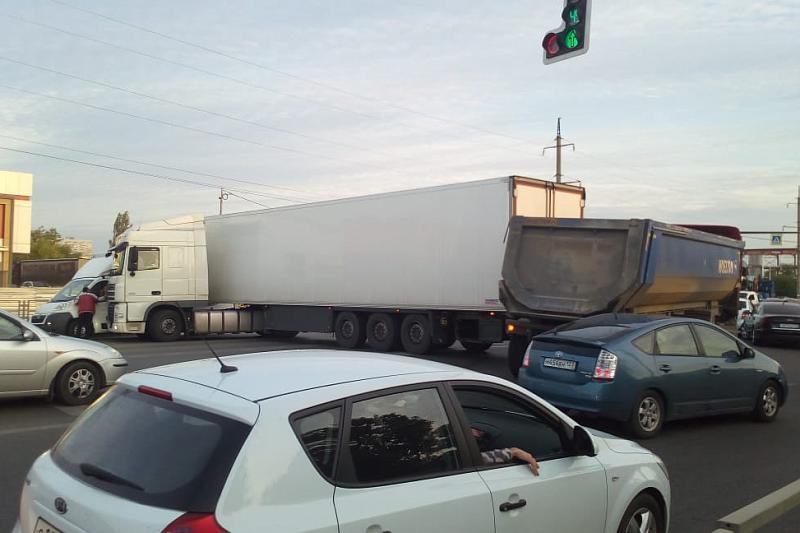 В Краснодаре ДТП с грузовиками перекрыло движение на Ростовском шоссе