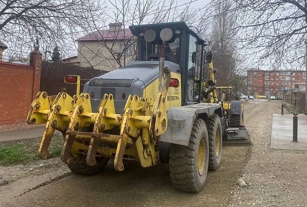 Грейдирование и ямочный ремонт дорог начали в Музыкальном микрорайоне Краснодара: какие улицы приведут в порядок