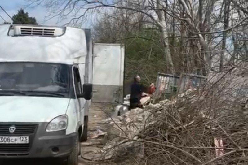 Жители Краснодара продолжают ловить «черных мусорщиков»