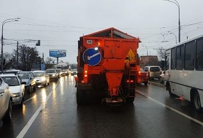 На улицы Краснодара из-за снега вышла на дежурство спецтехника 