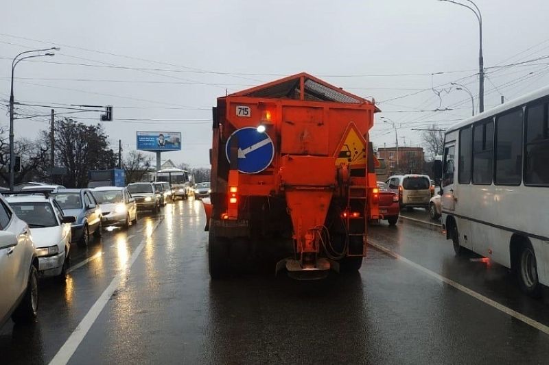 На улицы Краснодара из-за снега вышла на дежурство спецтехника 
