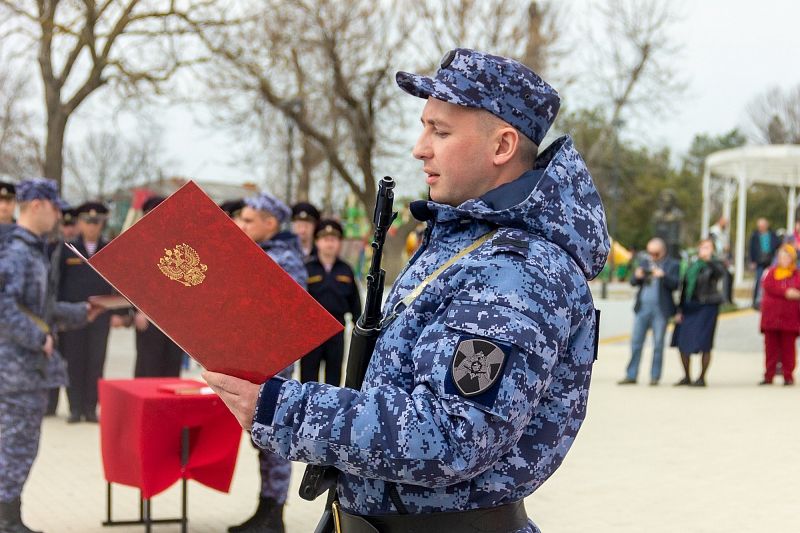 В преддверии Дня войск национальной гвардии России младший сержант полиции Артем Локутов принял присягу.