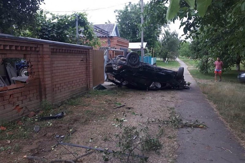В Краснодарском крае иномарка врезалась в дерево и кирпичный забор. Погибла девушка, двое пострадали