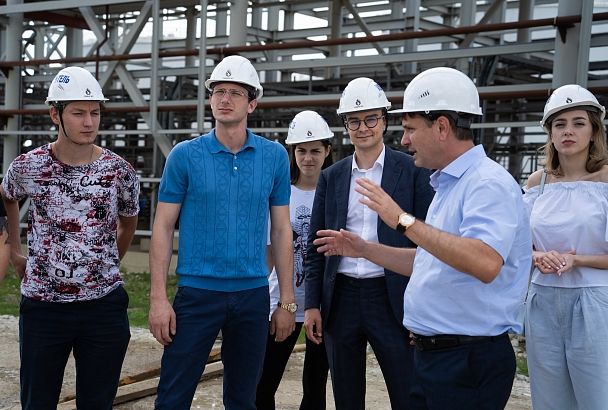 От теории к практике: кубанских студентов ждут на стажировку на нефтеперерабатывающем заводе в Славянске-на-Кубани
