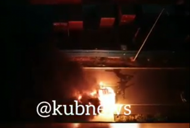 Очевидцы сняли на видео горящий в Новороссийске автомобиль