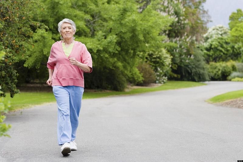 Ученые научились определять склонность к долголетию по походке