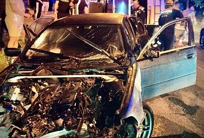 BMW на скорости врезался в дерево в Сочи. Три человека в больнице