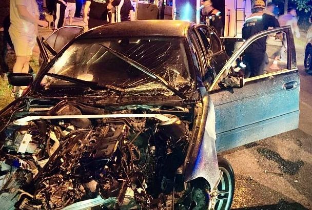 BMW на скорости врезался в дерево в Сочи. Три человека в больнице