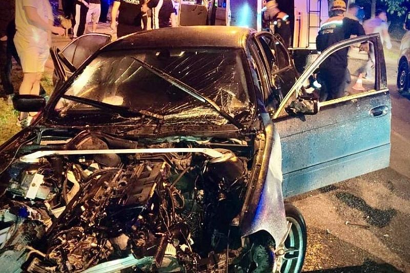 BMW на скорости врезался в дерево в Сочи. Три человека в больнице