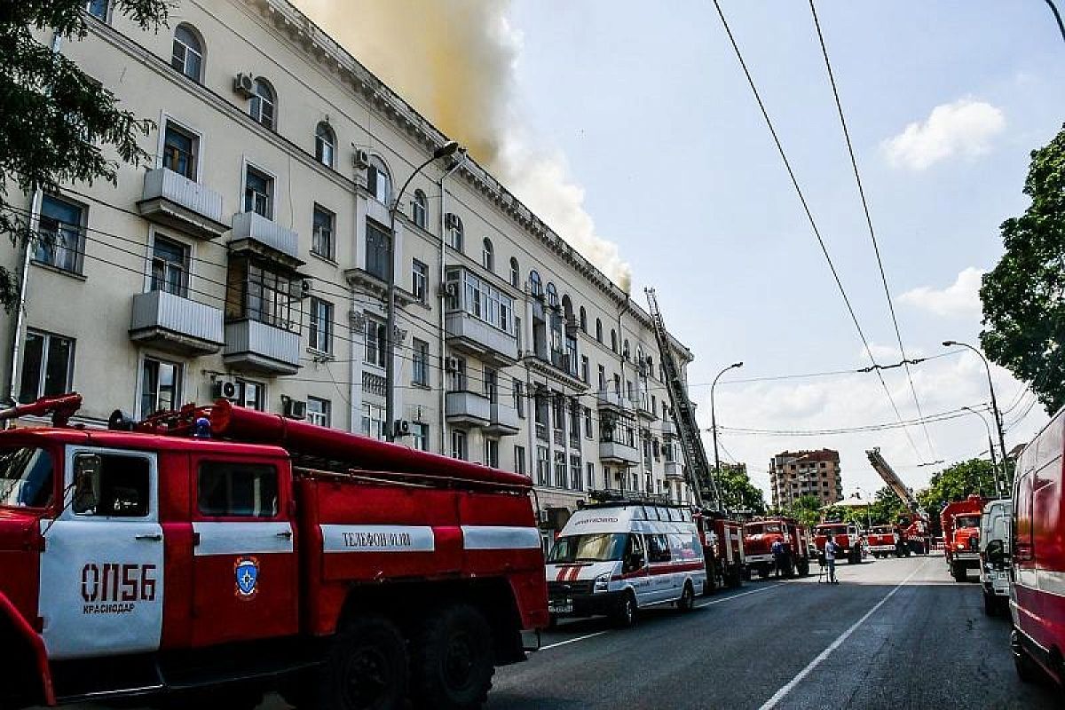 В Краснодаре потушили крупный пожар в многоэтажном доме на улице Мира