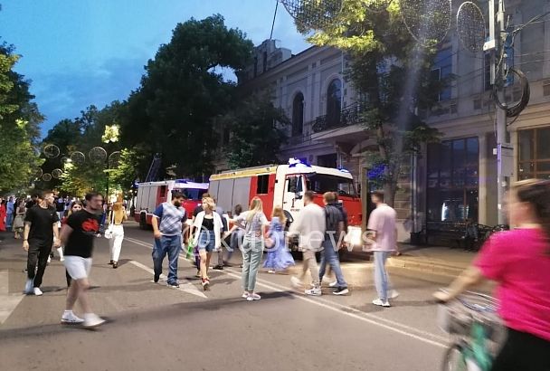 В центре Краснодара загорелось заброшенное здание
