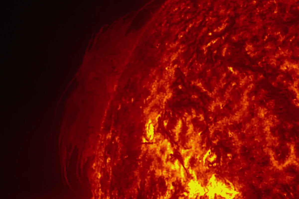 Гигантский протуберанец сформировался на Солнце: он может оторваться в любой момент