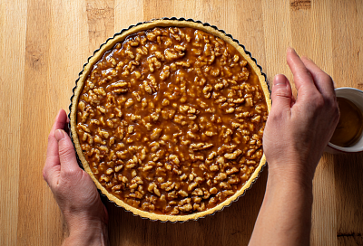 Орехово-карамельный пирог пеку на песочном тесте: заливаю орехи сгущёнкой — в духовке она превращается в карамель