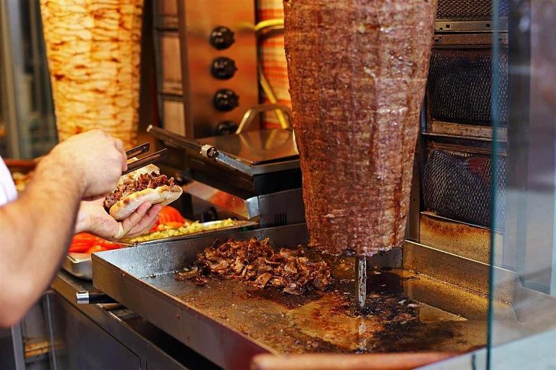 В Сочи у бизнесмена изъяли 3 тонны опасного мяса для шаурмы