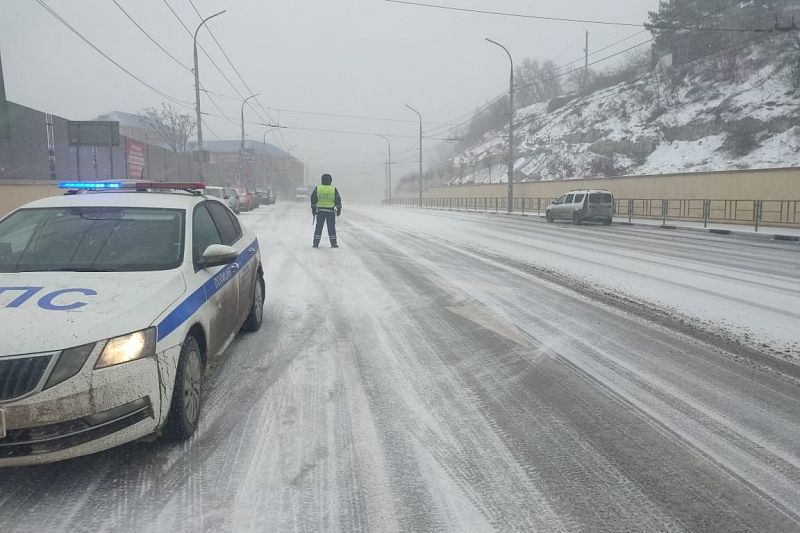 Движение грузовиков между Геленджиком и Новороссийском ограничено из-за сильного ветра и снега