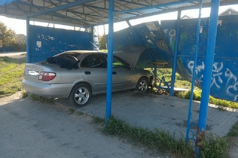 В Краснодарском крае 18-летний водитель без прав на иномарке сбил 12-летнюю девочку на автобусной остановке