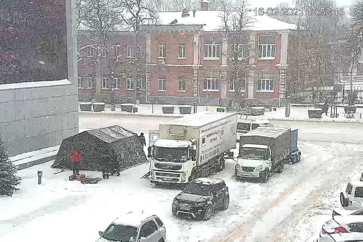 В Краснодаре рядом с мобильным пунктом вакцинации от COVID-19 установили обогреваемую палатку