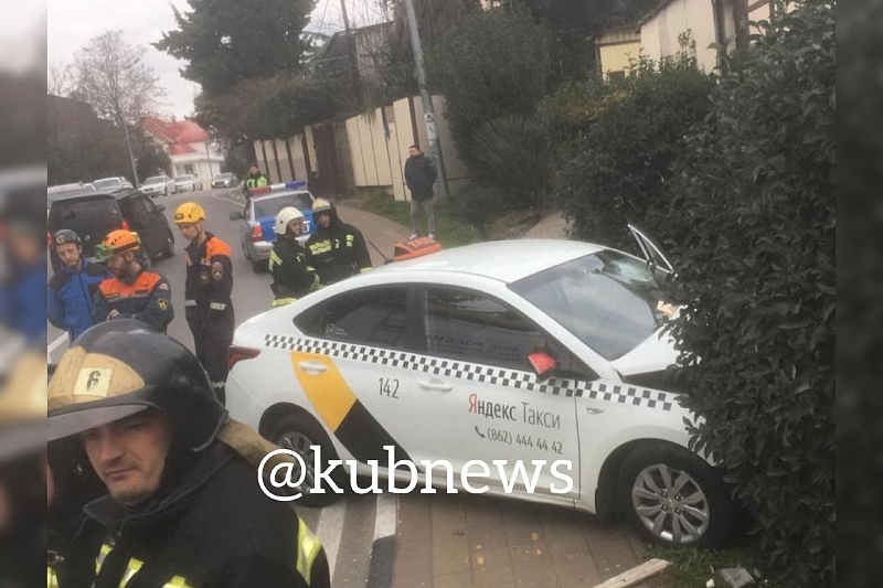 В Сочи водитель Яндекс.Такси врезался в дорожное ограждение и умер от остановки сердца