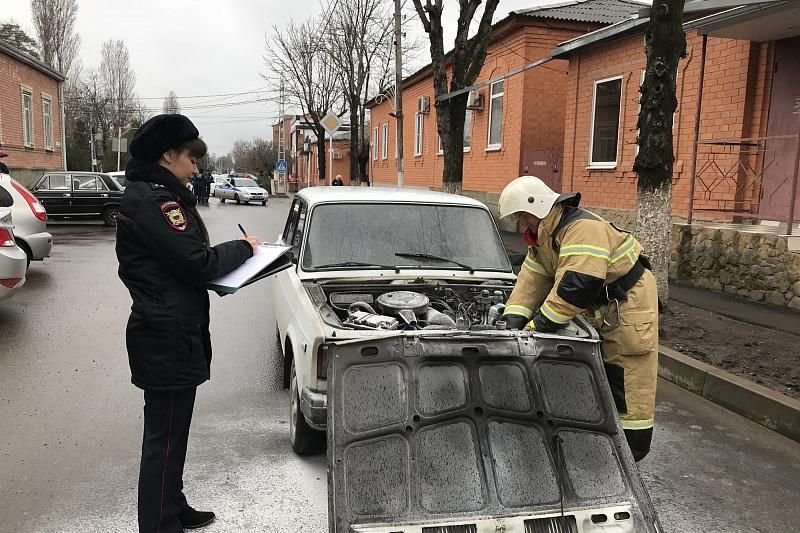 В Краснодарском крае полицейский потушил внезапно загоревшийся на дороге автомобиль