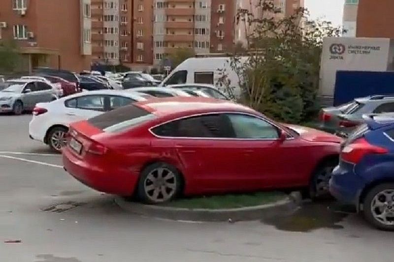 Водитель Mitsubishi устроил массовое ДТП во дворе ЖК «Панорама» в Краснодаре