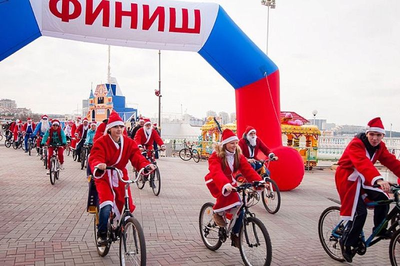 В Геленджике пройдет массовый велозаезд Дедов Морозов и Снегурочек