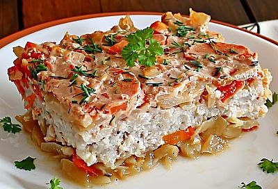 Кто-то называет их  ленивыми голубцами. Придумала способ еще проще: капусту, фарш выкладываю слоями и заливаю соусом – ммм... потрясающе вкусно