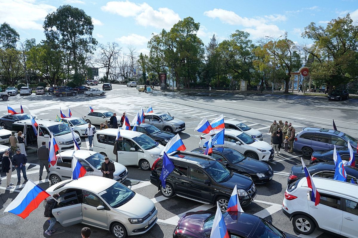 В Сочи в День защитника Отечества прошел праздничный авто-мотопробег 