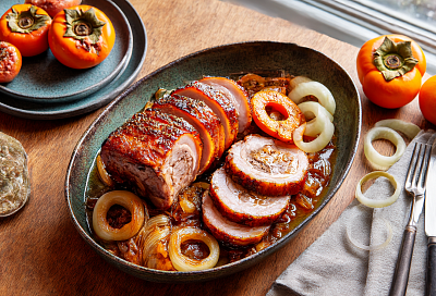 Запечённое мясо с хурмой и яблоками: сочный праздничный кусок, который подают сразу из духовки