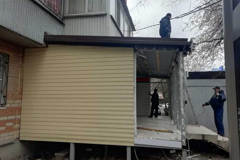 В Краснодаре начали сносить незаконную пристройку к многоэтажному дому на улице Лузана