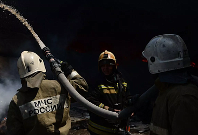 Резервуар с нефтепродуктами загорелся в поселке Темрюкского района из-за падения обломков БПЛА