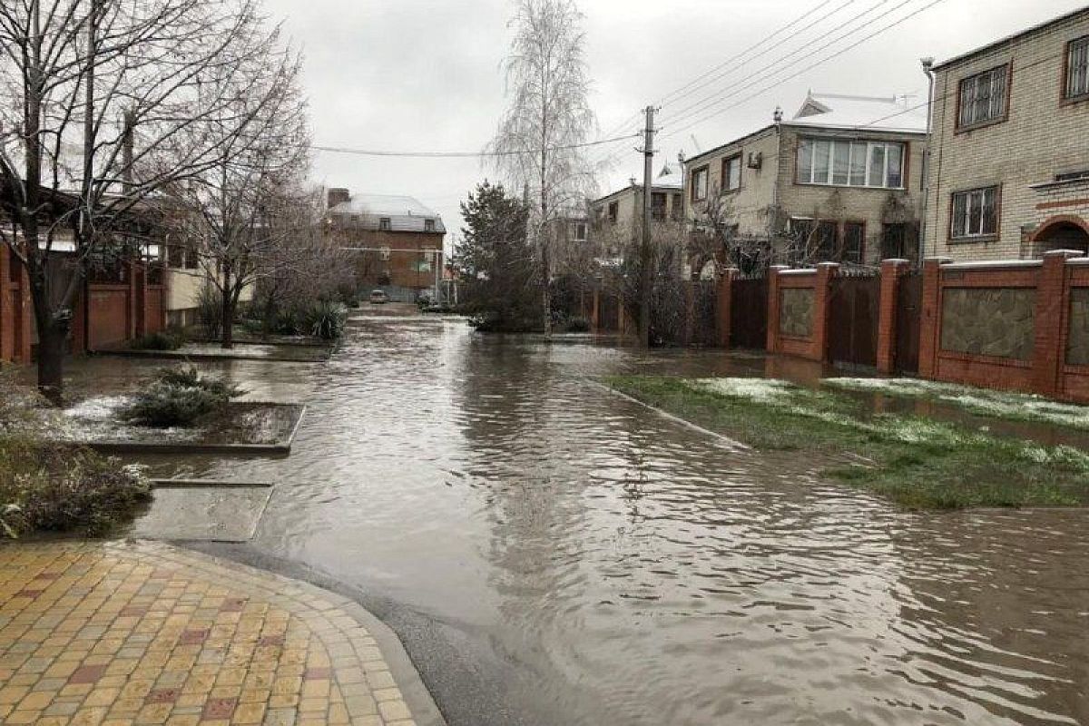 Краснодар опять затопило. На улицах города работает спецтехника