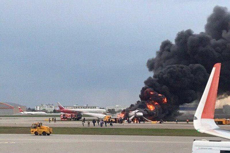 В Москве при аварийной посадке в «Шереметьево» загорелся самолет. Есть жертвы
