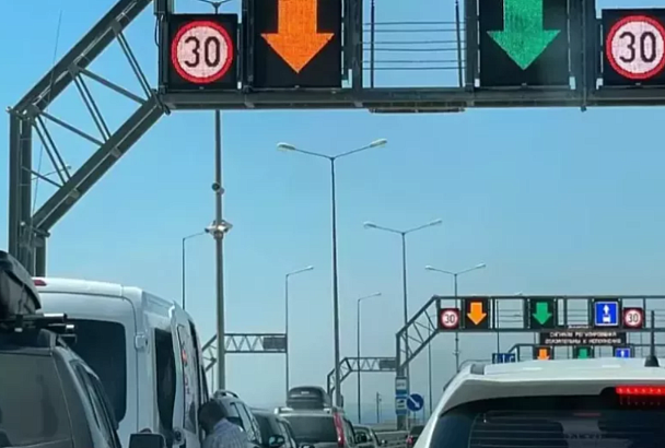 Более тысячи автомобилей ожидают проезда по Крымскому мосту со стороны Керчи