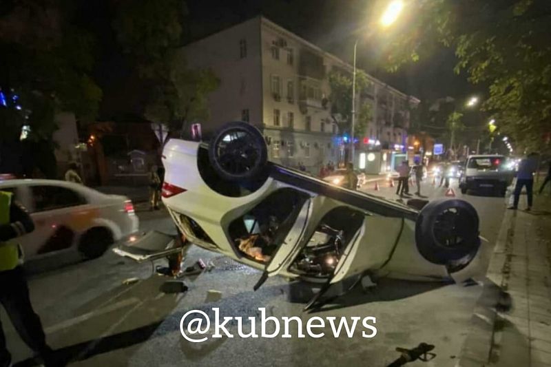 В центре Краснодара после столкновения с Lexus опрокинулся Mercedes 