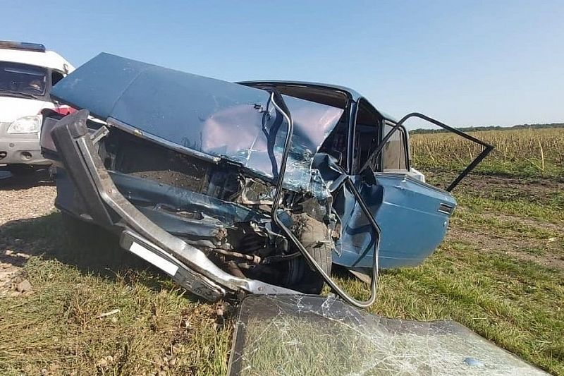 В Краснодарском крае в жестком ДТП на встречке пострадал водитель ВАЗ-2107