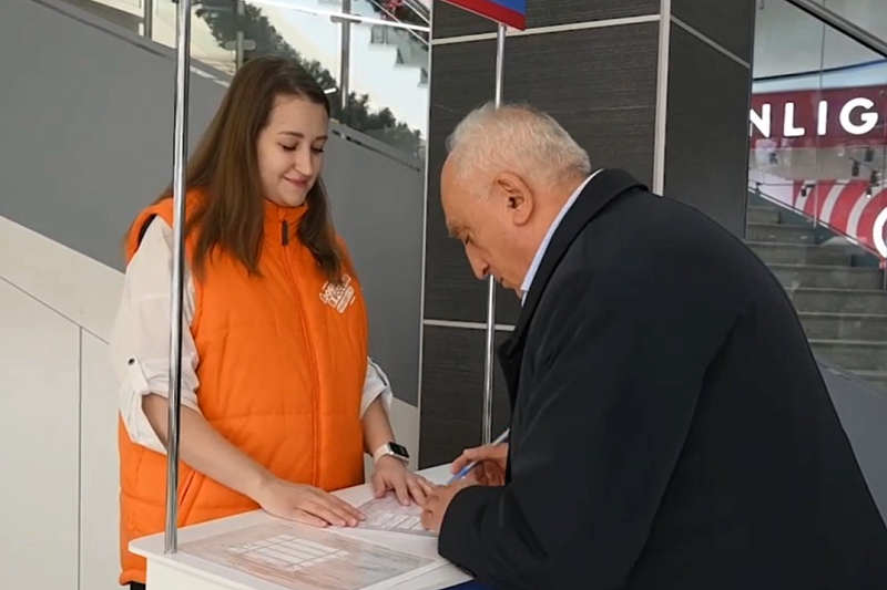 Сбор подписей в поддержку Владимира Путина продолжается в 16 городах Кубани
