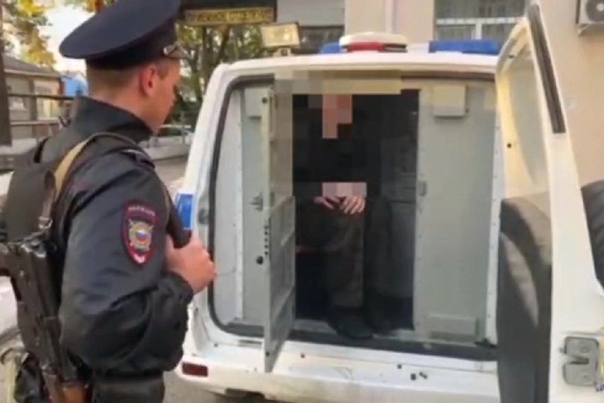 Полицейские задержали неадекватного мужчину с ножом, угрожавшего детям возле школы на Кубани