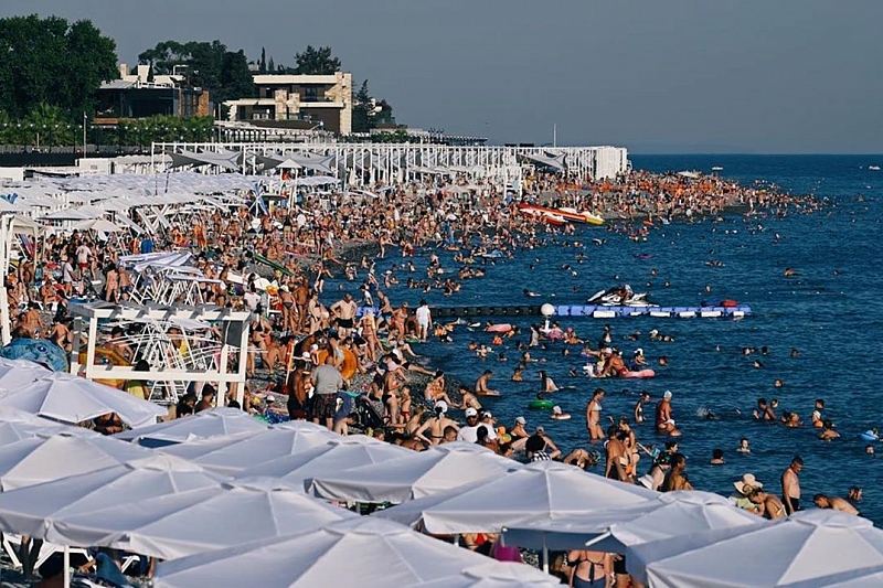Курортный сезон в Краснодарском крае: пляжи переполнены, в гостиницах нет свободных номеров