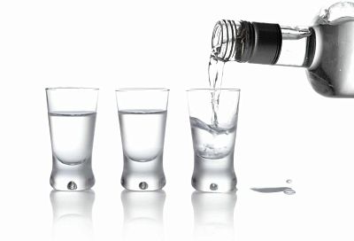 Алкоголь нужен прямо сейчас: 10 полезных свойств водки, о которых вы не знали