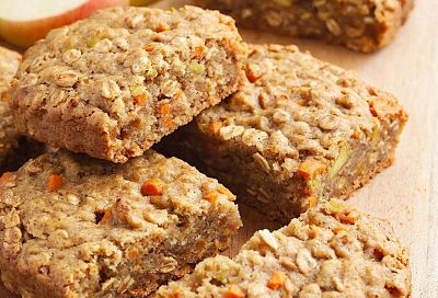 Без муки и сахара, но все равно невероятно вкусно: обалденный десерт, в котором  только овсянка, морковь и яблоко