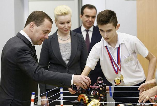 Дмитрий Медведев посетил новую школу в Губернском микрорайоне Краснодара