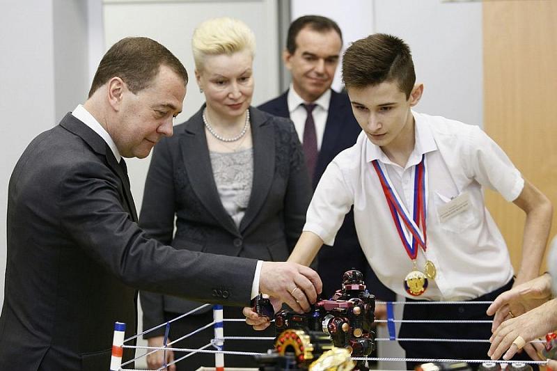 Дмитрий Медведев посетил новую школу в Губернском микрорайоне Краснодара