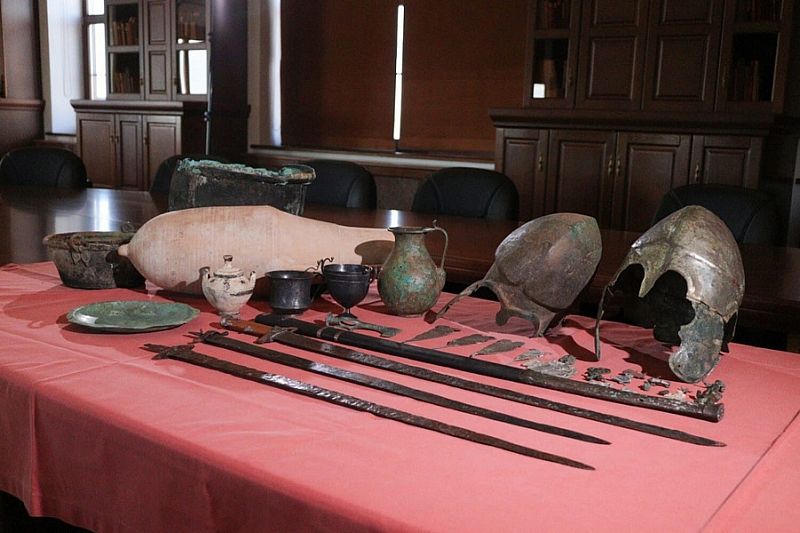 Шлемы, холодное оружие и украшения: в музей-заповедник «Фанагория» поступили изъятые из незаконного оборота предметы археологии